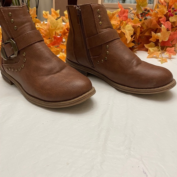 Size 7 short medium brown coloured unlined boots by ameta. - Picture 2 of 8